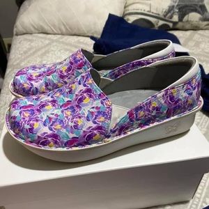 Alegria Clogs